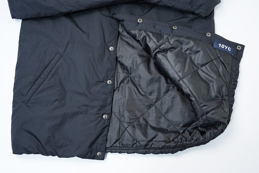 ロゴは内側にさりげなく配置