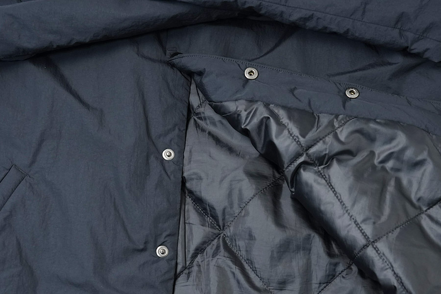 ユーティリティジャケットはスナップボタンがやや硬め